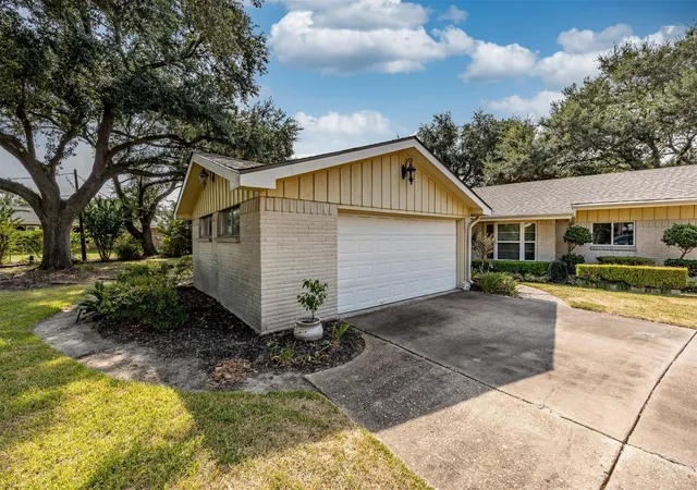Photo 2 of Single family home for sale at 803 Sharon Ln, Baytown, TX 77521 | MLS# 59339818 | Listing updated on 2026-09-09