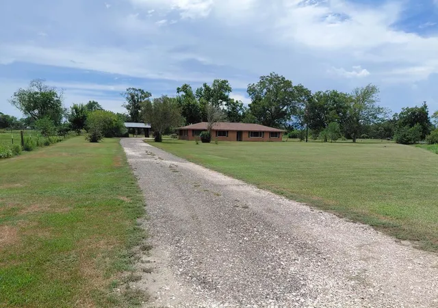 Photo 2 of Single family home for sale at 613 County Rd 706, Angleton, TX 77515 | MLS# 71722090 | Listing updated on 2026-09-09