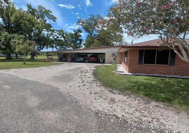 Photo 3 of Single family home for sale at 613 County Rd 706, Angleton, TX 77515 | MLS# 71722090 | Listing updated on 2026-09-09