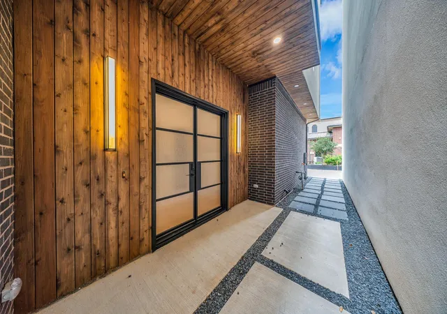 Photo 3 of Single family home for sale at 1135 Lake Pointe Pkwy, Sugar Land, TX 77478 | MLS# 69928380 | Listing updated on 2026-09-20