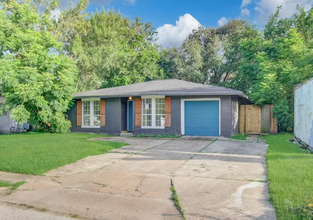 Photo 2 of Single family home for sale at 5634 Ridgeway Dr, Houston, TX 77033 | MLS# 89689812 | Listing updated on 2026-09-04