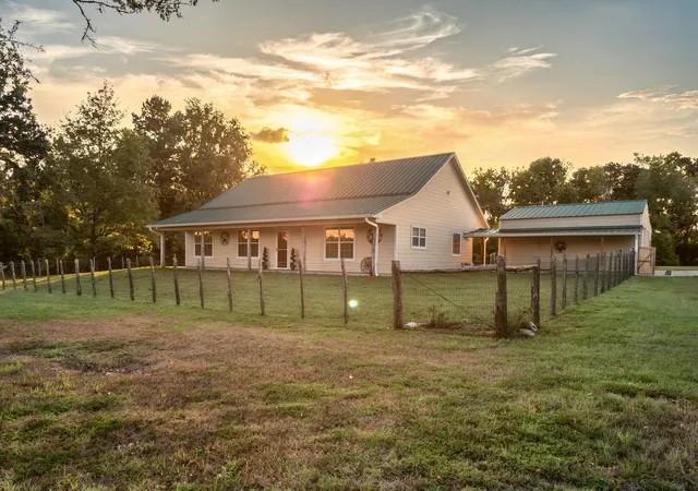 Photo 1 of Single family home for sale at 307 Fm 980 Rd, Huntsville, TX 77320 | MLS# 13607205 | Listing updated on 2026-10-06