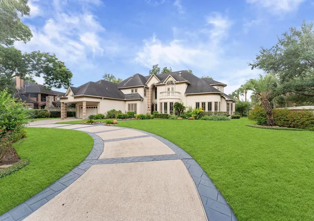 Photo 4 of Single family home for sale at 1830 Forest Gate Cir, Sugar Land, TX 77479 | MLS# 76027707 | Listing updated on 2026-10-04