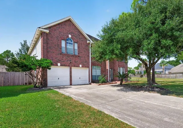 Photo 2 of Single family home for sale at 1410 Pine Forest Dr, Pearland, TX 77581 | MLS# 54164800 | Listing updated on 2026-10-07