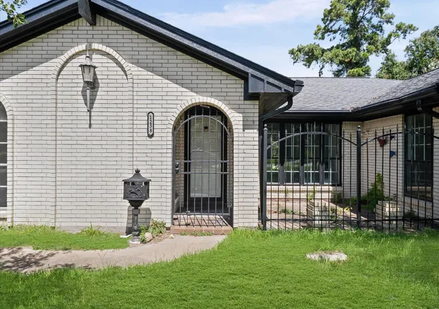 Photo 3 of Sale Pending at 1238 Del Norte St, Houston, TX 77018 | MLS# 78464894 | Listing updated on 2026-10-06
