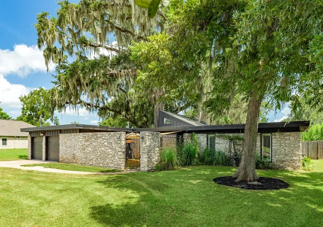 Photo 2 of Single family home for sale at 2219 River Oaks Dr, West Columbia, TX 77486 | MLS# 39632189 | Listing updated on 2026-09-21