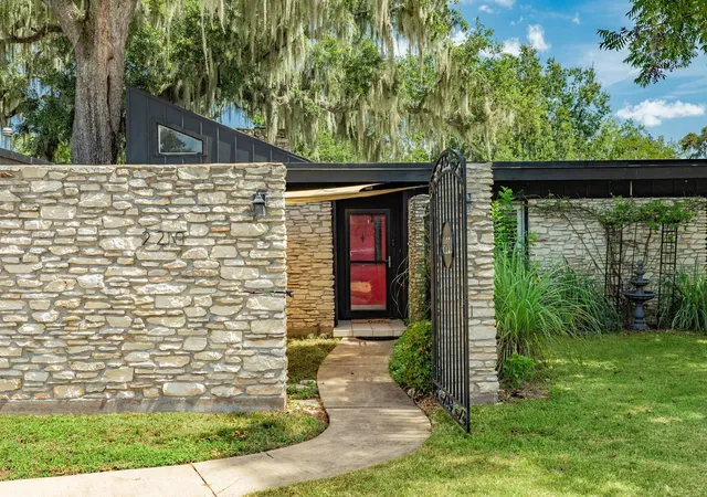Photo 3 of Single family home for sale at 2219 River Oaks Dr, West Columbia, TX 77486 | MLS# 39632189 | Listing updated on 2026-09-21