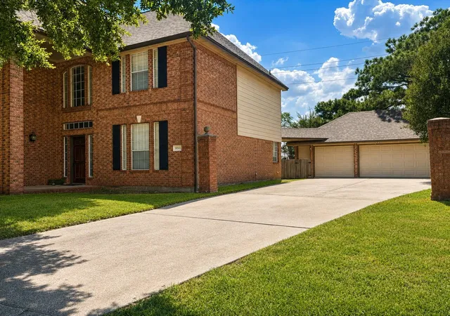 Photo 2 of Single family home for sale at 18901 Par Two Cir, Humble, TX 77346 | MLS# 15003243 | Listing updated on 2026-09-19