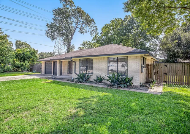 Photo 3 of Single family home for sale at 2902 Helberg Rd, Houston, TX 77092 | MLS# 69964531 | Listing updated on 2026-09-09