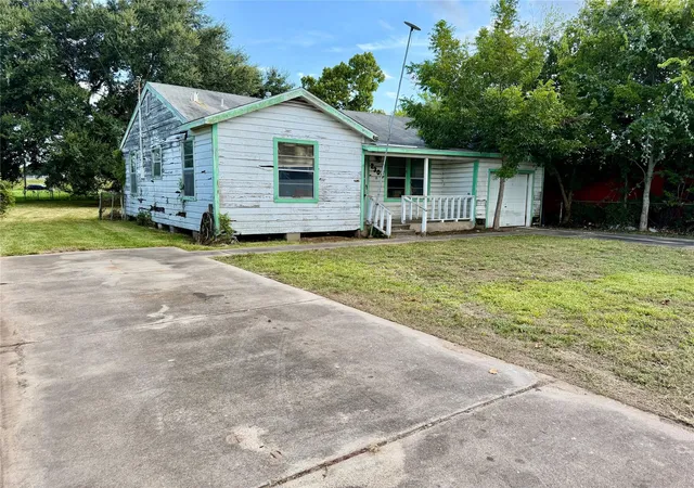Photo 2 of Single family home for sale at 2305 Main St, La Marque, TX 77568 | MLS# 18409884 | Listing updated on 2026-09-25