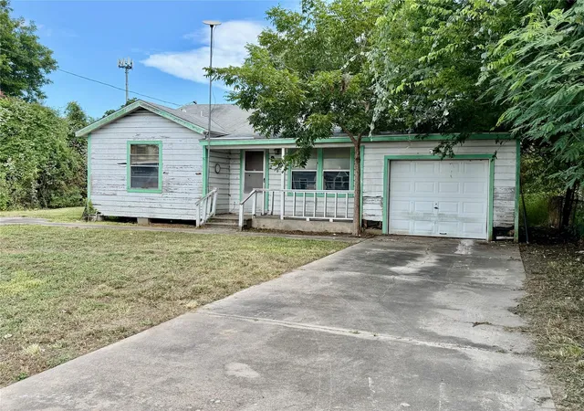 Photo 3 of Single family home for sale at 2305 Main St, La Marque, TX 77568 | MLS# 18409884 | Listing updated on 2026-09-25