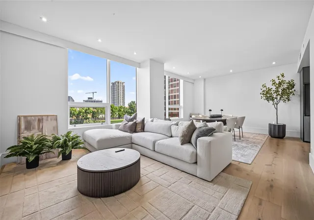 Listing Photo 4 - Condo for sale in building located at 5110 San Felipe St, Houston, TX 77056 - Unit #32W