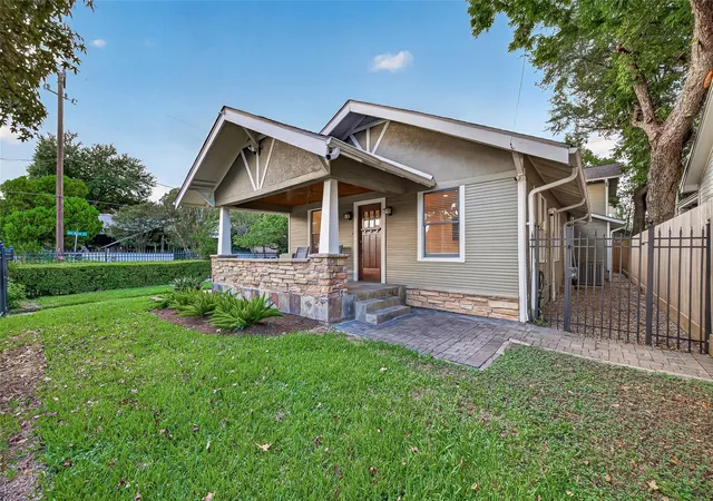 Photo 2 of Single family home for sale at 1124 Bomar St, Houston, TX 77006 | MLS# 84354604 | Listing updated on 2026-09-13
