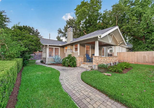Photo 3 of Single family home for sale at 1124 Bomar St, Houston, TX 77006 | MLS# 84354604 | Listing updated on 2026-09-13
