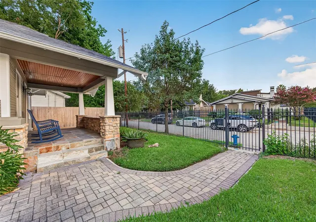 Photo 3 of Single family home for sale at 1124 Bomar St, Houston, TX 77006 | MLS# 84354604 | Listing updated on 2026-09-13