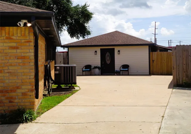 Photo 3 of Single family home for sale at 2502 20th Street N, Texas City, TX 77590 | MLS# 37475922 | Listing updated on 2026-09-11