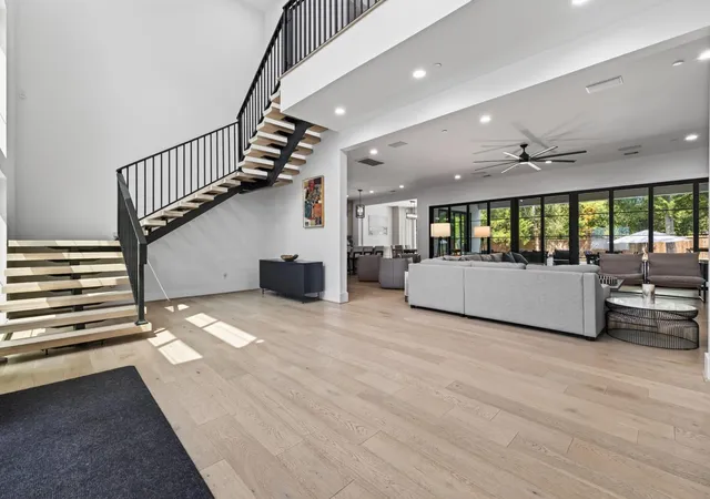 Photo 4 of Single family home for sale at 1432 Bingle Rd, Houston, TX 77055 | MLS# 31000853 | Listing updated on 2026-09-19