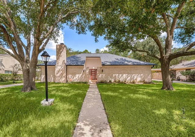 Photo 3 of Single family home for sale at 3310 Meadowcreek Dr, Missouri City, TX 77459 | MLS# 25583093 | Listing updated on 2026-09-19
