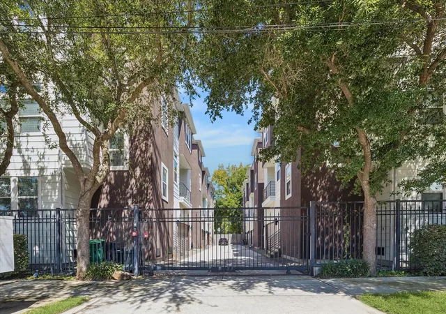 Photo 2 of Single family home for sale at 1115 W 18th Street #A, Houston, TX 77008 | MLS# 63379026 | Listing updated on 2026-10-08
