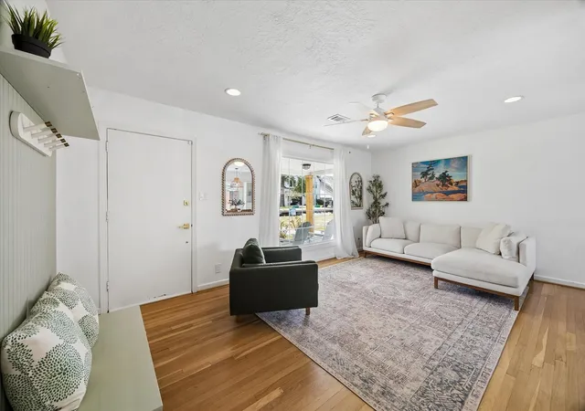 Photo 2 of Single family home for sale at 1232 Chantilly Ln, Houston, TX 77018 | MLS# 56530123 | Listing updated on 2026-09-22