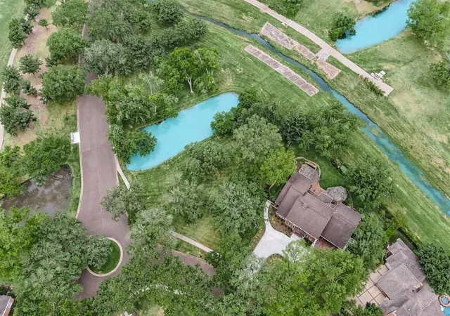 Photo 3 of Single family home for sale at 25 The Oval St, Sugar Land, TX 77479 | MLS# 63890077 | Listing updated on 2026-10-04