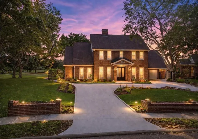 Photo 3 of Single family home for sale at 25 The Oval St, Sugar Land, TX 77479 | MLS# 63890077 | Listing updated on 2026-10-04