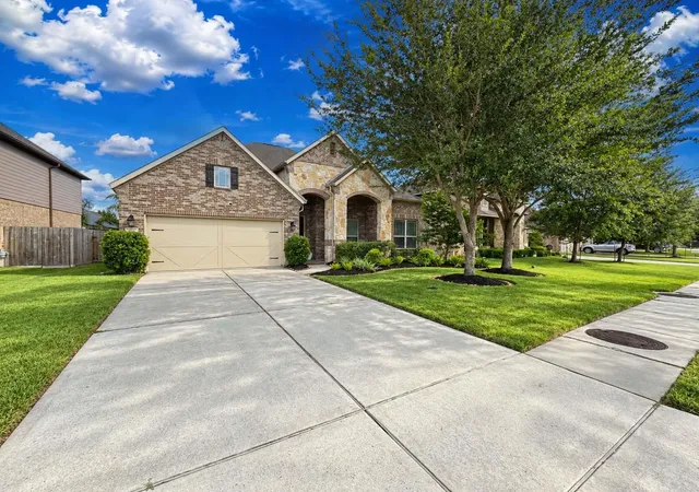 Photo 2 of Single family home for sale at 674 Cumberland Ridge Ln, League City, TX 77573 | MLS# 16059627 | Listing updated on 2026-10-10