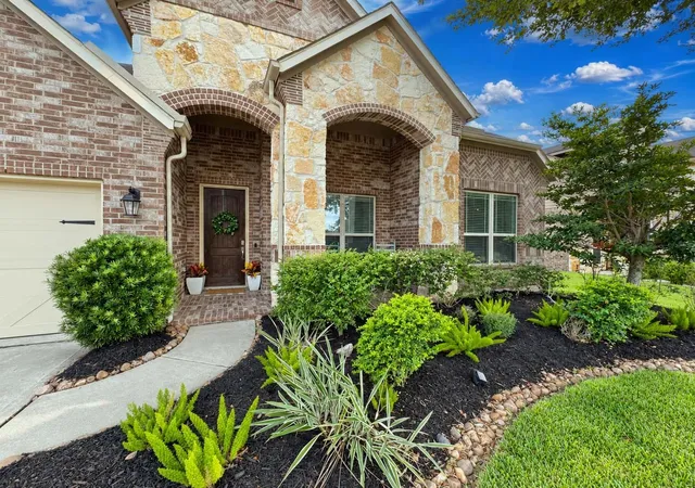 Photo 4 of Single family home for sale at 674 Cumberland Ridge Ln, League City, TX 77573 | MLS# 16059627 | Listing updated on 2026-10-10