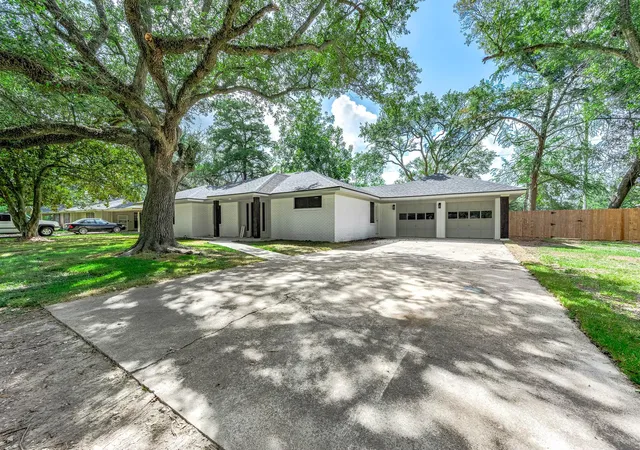Photo 2 of Single family home for sale at 717 Cedar Lawn Dr, Alvin, TX 77511 | MLS# 95894802 | Listing updated on 2026-09-27