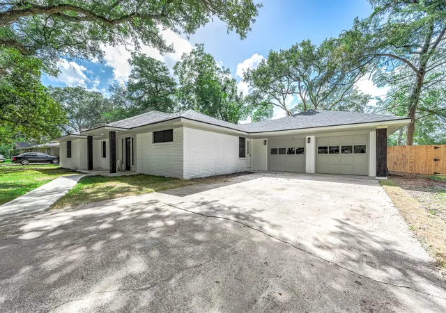 Photo 3 of Single family home for sale at 717 Cedar Lawn Dr, Alvin, TX 77511 | MLS# 95894802 | Listing updated on 2026-09-27