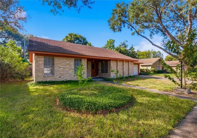 Photo 2 of Single family home for sale at 108 Castleway St, Victoria, TX 77904 | MLS# 97627137 | Listing updated on 2026-09-17