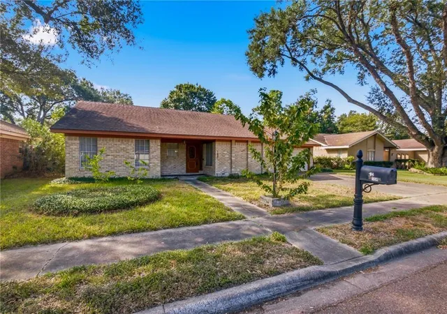 Photo 3 of Single family home for sale at 108 Castleway St, Victoria, TX 77904 | MLS# 97627137 | Listing updated on 2026-09-17