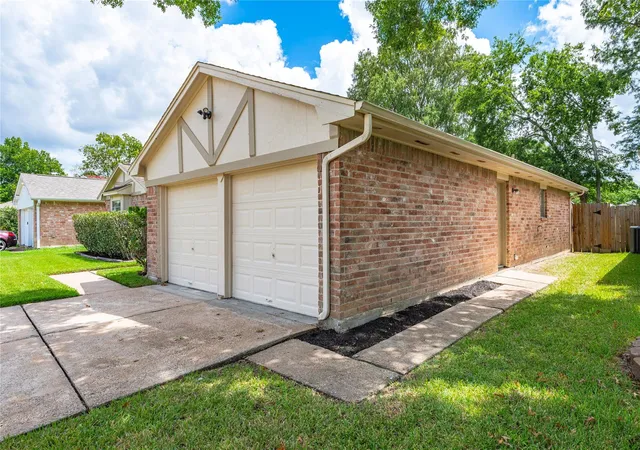 Photo 2 of Single family home for sale at 2915 Early Turn Dr, Webster, TX 77598 | MLS# 31123827 | Listing updated on 2026-09-17