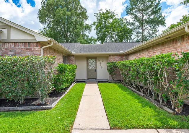 Photo 3 of Single family home for sale at 2915 Early Turn Dr, Webster, TX 77598 | MLS# 31123827 | Listing updated on 2026-09-17