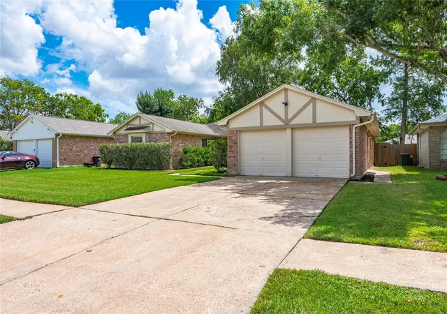 Photo 3 of Single family home for sale at 2915 Early Turn Dr, Webster, TX 77598 | MLS# 31123827 | Listing updated on 2026-09-17