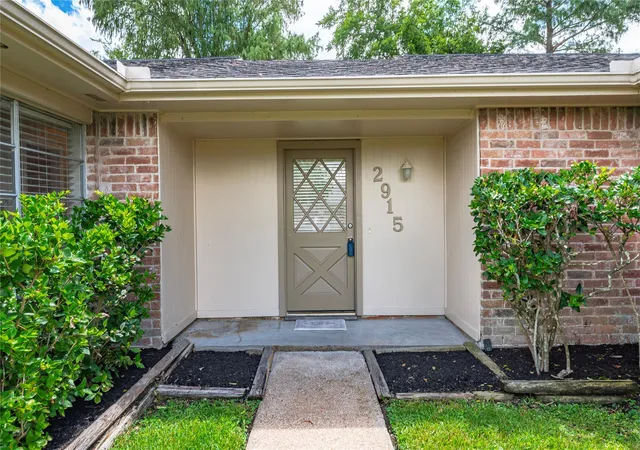 Photo 4 of Single family home for sale at 2915 Early Turn Dr, Webster, TX 77598 | MLS# 31123827 | Listing updated on 2026-09-17