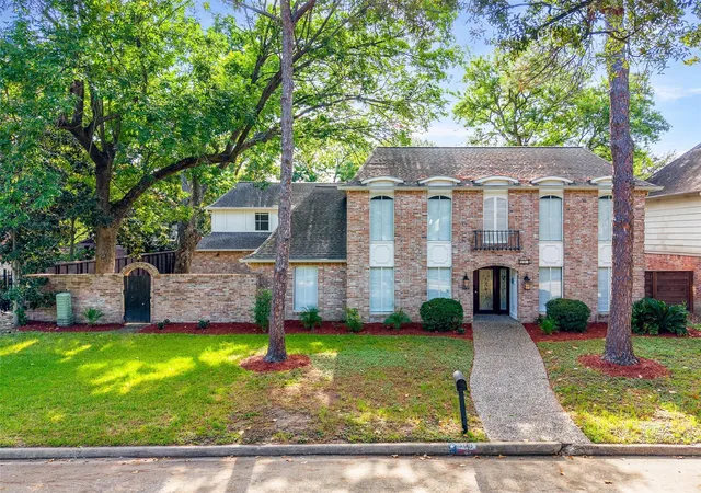 Single family home for sale at 903 Crossroads Dr, Houston, TX 77079 | MLS# 14168005