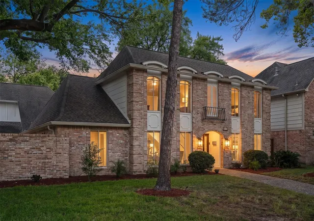 Photo 2 of Single family home for sale at 903 Crossroads Dr, Houston, TX 77079 | MLS# 14168005 | Listing updated on 2026-09-27