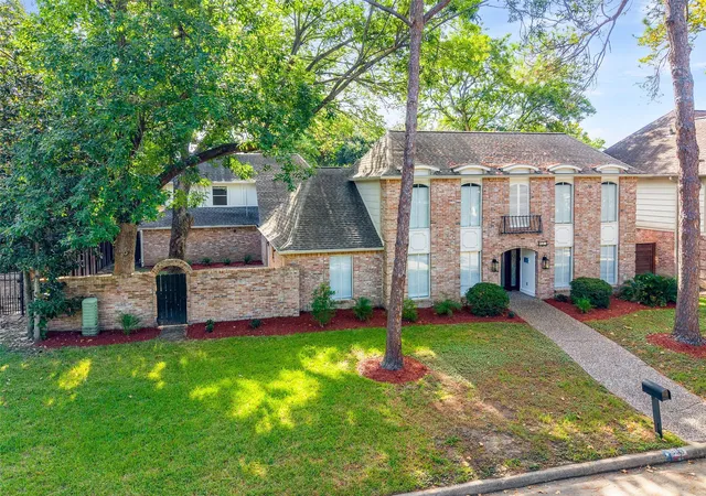 Photo 3 of Single family home for sale at 903 Crossroads Dr, Houston, TX 77079 | MLS# 14168005 | Listing updated on 2026-09-27