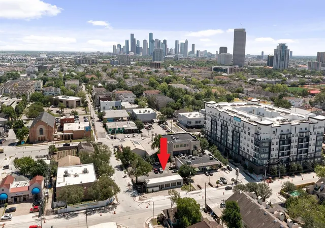 Photo 1 of Sale Pending at 722 Durham Dr, Houston, TX 77007 | MLS# 82460110 | Listing updated on 2026-09-12