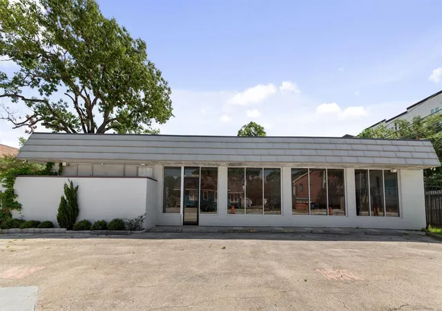Photo 3 of Sale Pending at 722 Durham Dr, Houston, TX 77007 | MLS# 82460110 | Listing updated on 2026-09-12