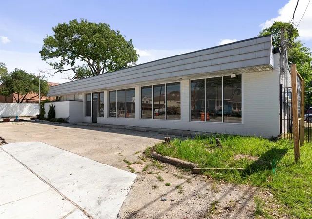 Photo 4 of Sale Pending at 722 Durham Dr, Houston, TX 77007 | MLS# 82460110 | Listing updated on 2026-09-12