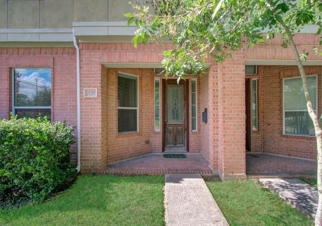 Photo 3 of Townhouse for sale at 10205 Brooktree Dr, Houston, TX 77043 | MLS# 35411335 | Listing updated on 2026-09-09