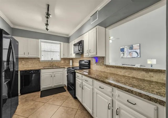 Photo 1 of Townhouse for sale at 1914 Augusta Dr #7, Houston, TX 77057 | MLS# 35750784 | Listing updated on 2026-09-20