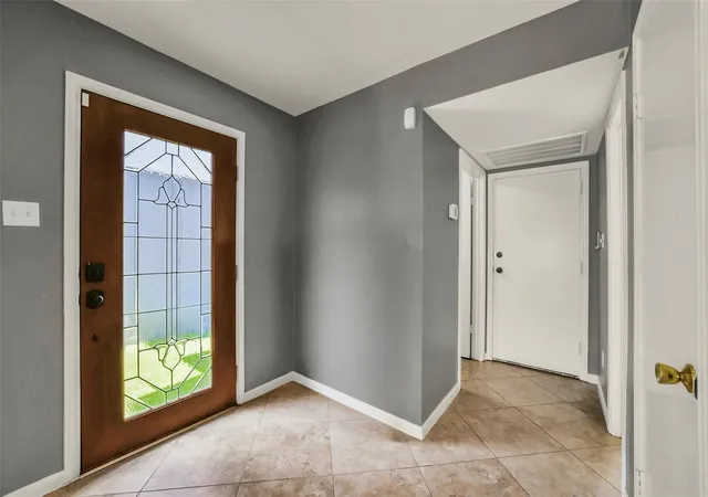 Photo 3 of Townhouse for sale at 1914 Augusta Dr #7, Houston, TX 77057 | MLS# 35750784 | Listing updated on 2026-09-20
