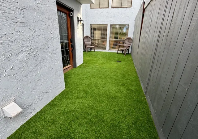 Photo 4 of Townhouse for sale at 1914 Augusta Dr #7, Houston, TX 77057 | MLS# 35750784 | Listing updated on 2026-09-20