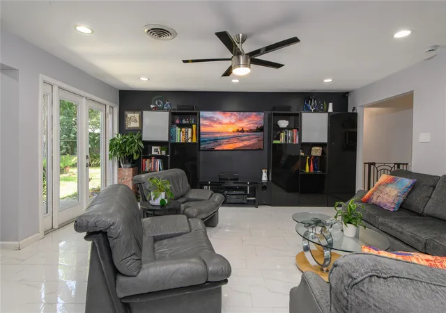 Photo 4 of Single family home for sale at 5634 Edith St, Houston, TX 77081 | MLS# 29183939 | Listing updated on 2026-09-07