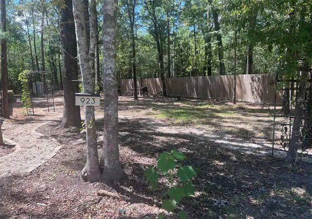 Photo 3 of Single family home for sale at 923 Brackenridge, Livingston, TX 77351 | MLS# 11018893 | Listing updated on 2026-09-22