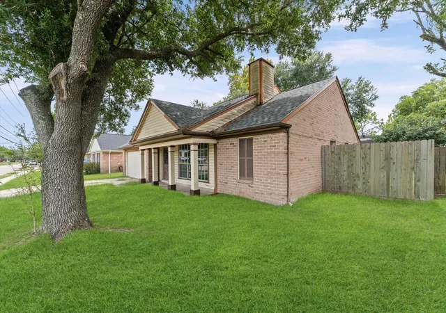 Photo 2 of Single family home for sale at 2430 Shady Bnd Dr, Pearland, TX 77581 | MLS# 76242538 | Listing updated on 2026-09-16