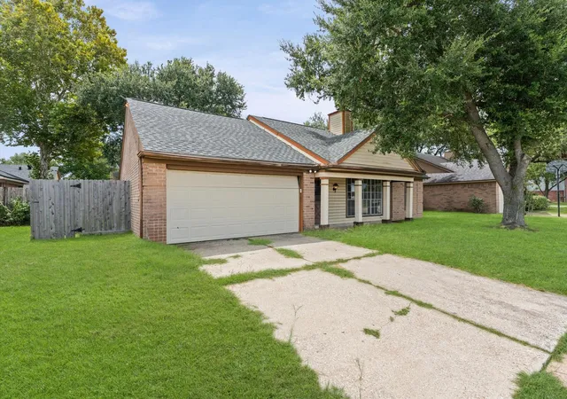 Photo 3 of Single family home for sale at 2430 Shady Bnd Dr, Pearland, TX 77581 | MLS# 76242538 | Listing updated on 2026-09-16
